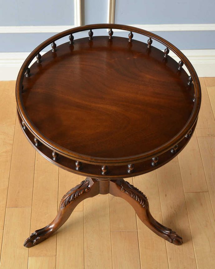 アンティークのテーブル アンティーク家具 美しい装飾が魅力のアンティーク家具、小さなワインテーブル。天板を上から見ると・・・天板はこんな感じです。(j-2092-f)