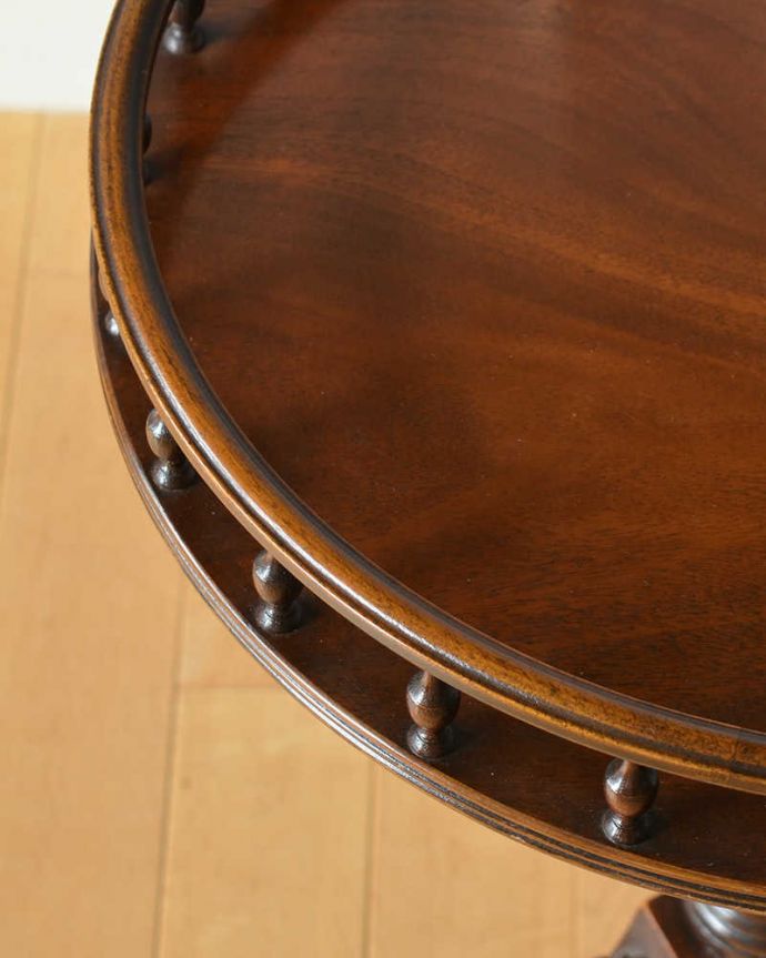 アンティークのテーブル アンティーク家具 美しい装飾が魅力のアンティーク家具、小さなワインテーブル。近づいてみるとこんな感じ。(j-2092-f)