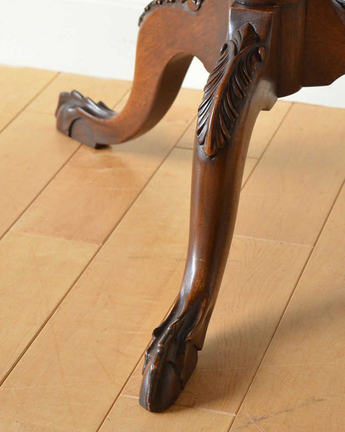 アンティークのテーブル アンティーク家具 美しい装飾が魅力のアンティーク家具、小さなワインテーブル。Handleの家具の脚の裏には・・・Handleのアンティーク家具は、床にキズが付かないよう脚の裏にフェルトキーパーをお付けしています。(j-2092-f)