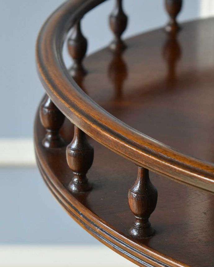 アンティークのテーブル アンティーク家具 美しい装飾が魅力のアンティーク家具、小さなワインテーブル。天板の周りには美しくめずらしい装飾がたっぷり。(j-2092-f)