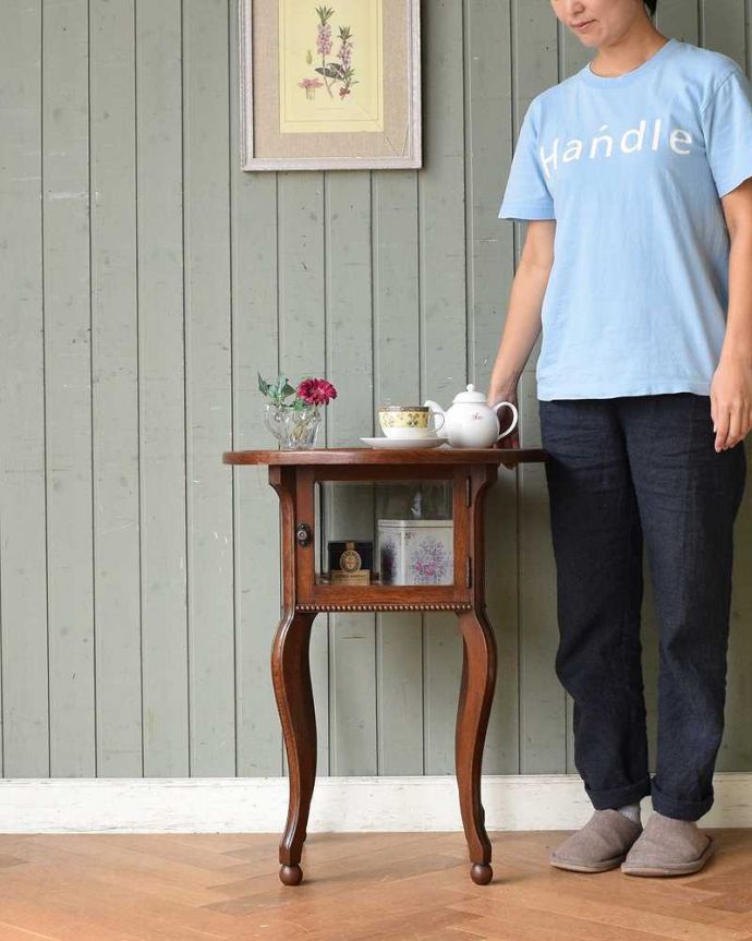 アンティークのテーブル　アンティーク家具　ガラス窓がついた可愛いフランスアンティーク家具、ディスプレイも楽しめるサイドテーブル。フランスらしさがギュッと詰まっていますコンパクトなサイズなのにフランスらしく優雅な雰囲気がたっぷり詰まったキャビネット。(j-2093-f)