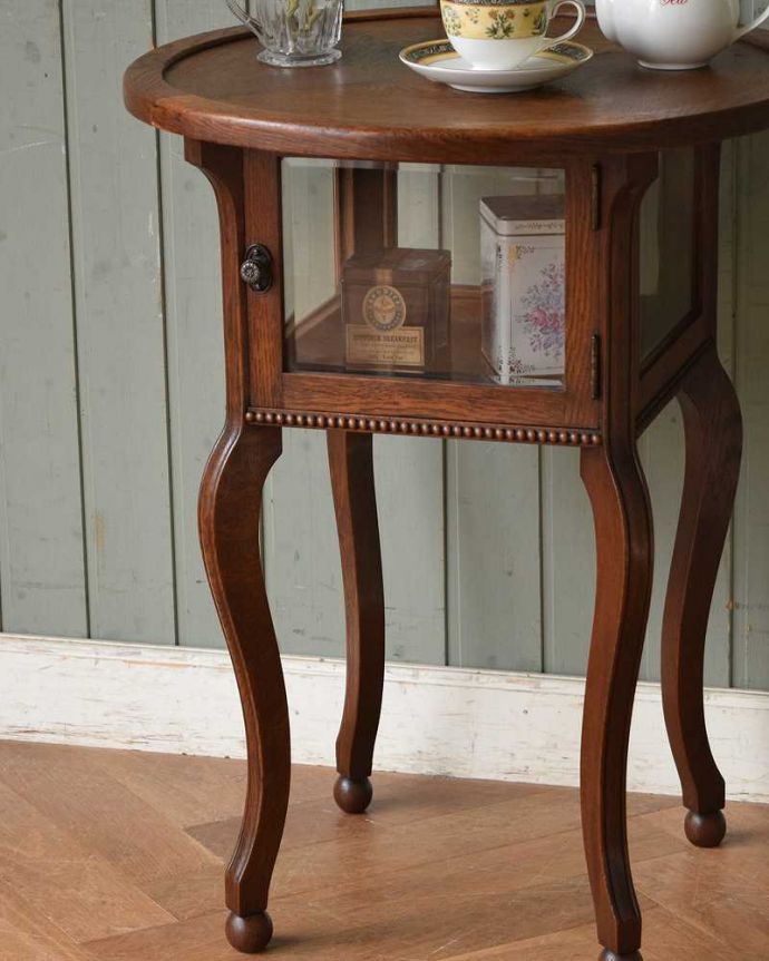 アンティークのテーブル　アンティーク家具　ガラス窓がついた可愛いフランスアンティーク家具、ディスプレイも楽しめるサイドテーブル。どこにでも置けるサイズが魅力ベッドやソファの横など、どこにでも置けるコンパクトさ。(j-2093-f)