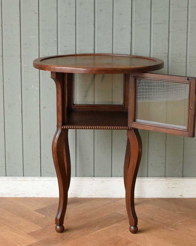 アンティークのテーブル　アンティーク家具　ガラス窓がついた可愛いフランスアンティーク家具、ディスプレイも楽しめるサイドテーブル。扉を開けて中を見ると･･･専門の職人が仕上げたので中もキレイです。(j-2093-f)