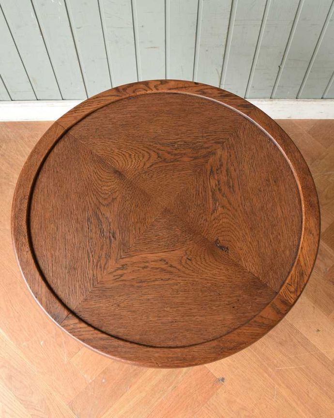 アンティークのテーブル　アンティーク家具　ガラス窓がついた可愛いフランスアンティーク家具、ディスプレイも楽しめるサイドテーブル。上から見てみると･･･修復の際、天板の塗装もキレイに仕上げました。(j-2093-f)