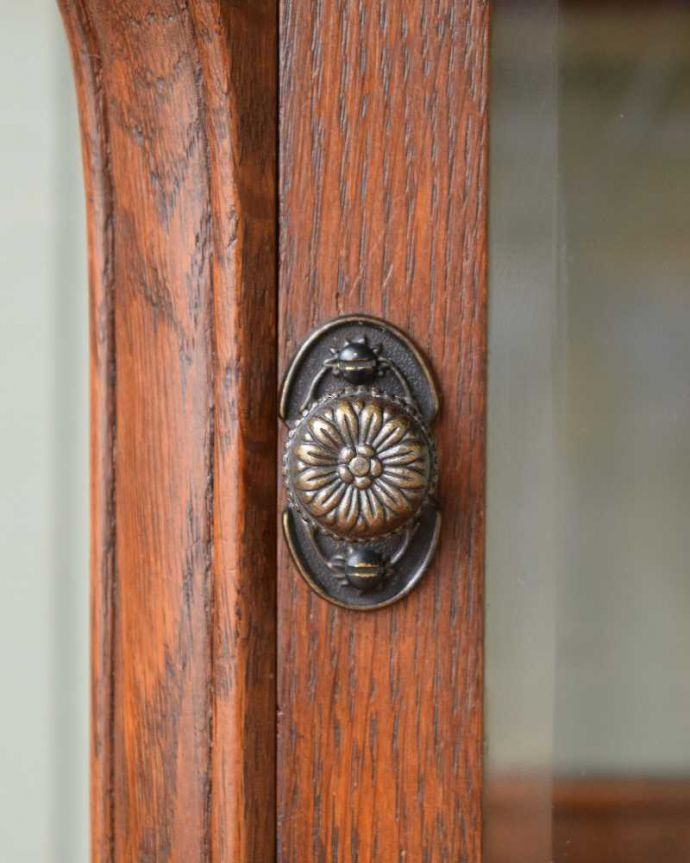 アンティークのテーブル　アンティーク家具　ガラス窓がついた可愛いフランスアンティーク家具、ディスプレイも楽しめるサイドテーブル。取っ手のデザインも優雅フランスらしさは取っ手のデザインにも。(j-2093-f)