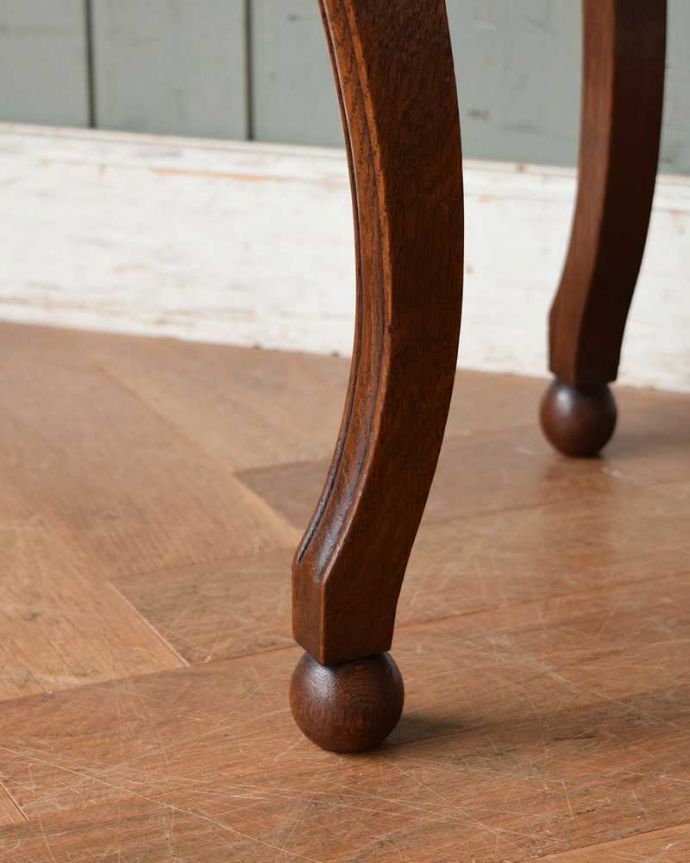 アンティークのテーブル　アンティーク家具　ガラス窓がついた可愛いフランスアンティーク家具、ディスプレイも楽しめるサイドテーブル。女性1人でラクラク運べちゃう仕掛けHandleのアンティークの脚の裏にはフェルトキーパーが付いているんです。(j-2093-f)