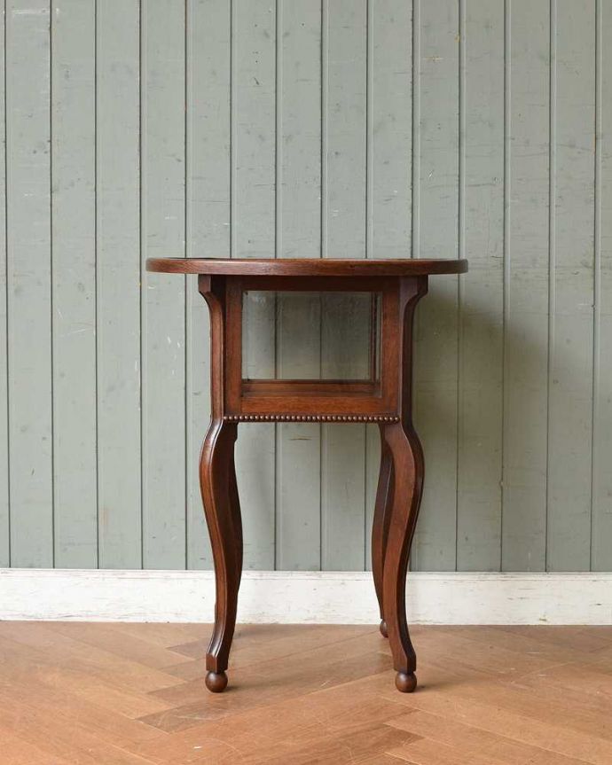 アンティークのテーブル　アンティーク家具　ガラス窓がついた可愛いフランスアンティーク家具、ディスプレイも楽しめるサイドテーブル。横から見ても美しいんです正面はもちろん、横顔だってフランスらしく美しいです。(j-2093-f)