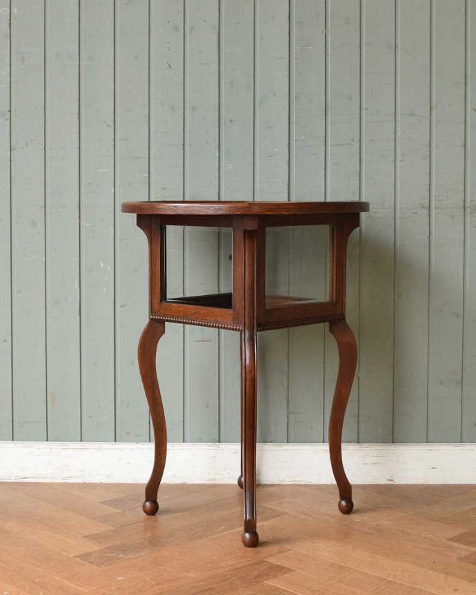 アンティークのテーブル　アンティーク家具　ガラス窓がついた可愛いフランスアンティーク家具、ディスプレイも楽しめるサイドテーブル。後ろから見ても･･･アンティークは新品ではないので、もちろん経年変化によるキズはありますが、専門の職人がお直しをしているので、後ろ姿もキレイです。(j-2093-f)