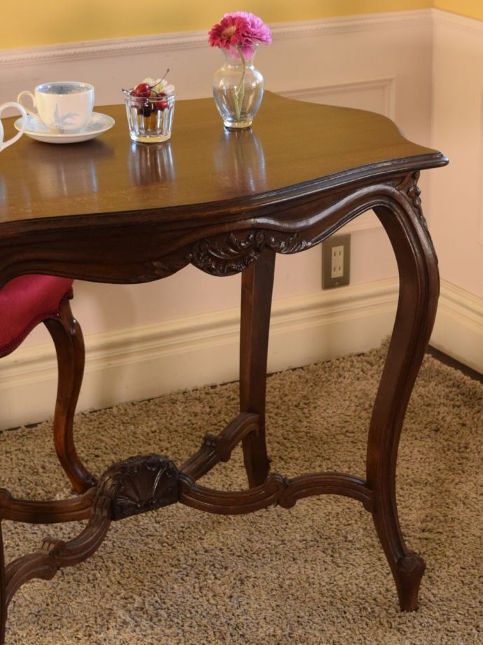 フランスの家具らしい美しいフォルム