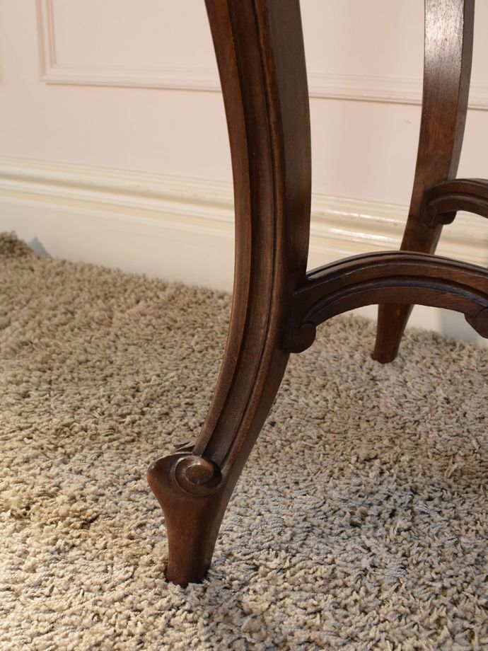 アンティークテーブルの脚