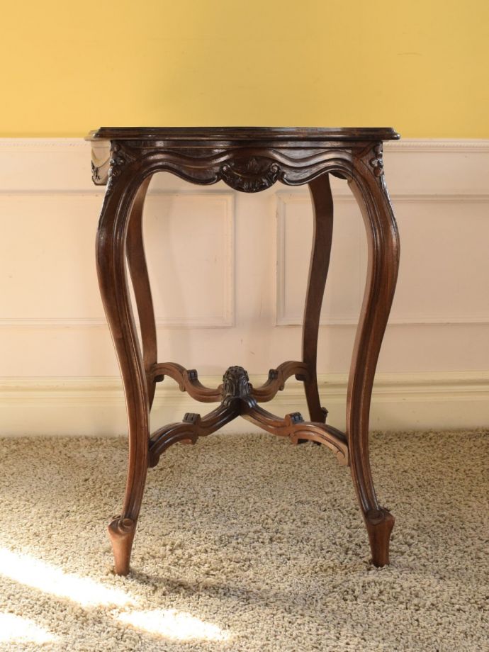 アンティークテーブルの横顔