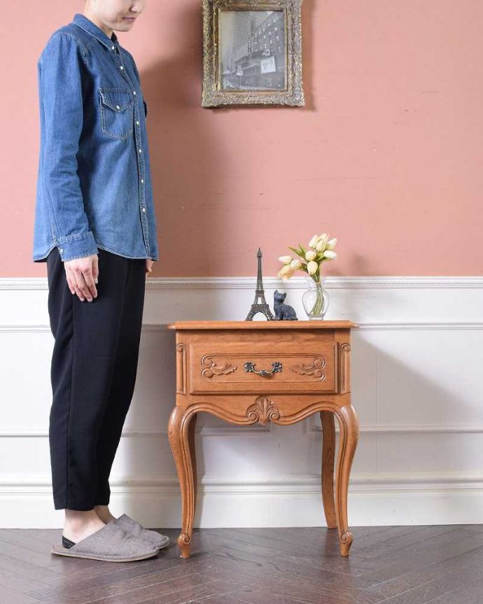 カスタード色のアーコール　アンティーク家具　フランスのアンティーク家具、小さくて可愛いサイドチェスト（ナイトテーブル）。フランスらしい優雅なアンティークのチェスト脚の美しい曲線美は、さすがフランスのアンティーク。(j-2096-f)