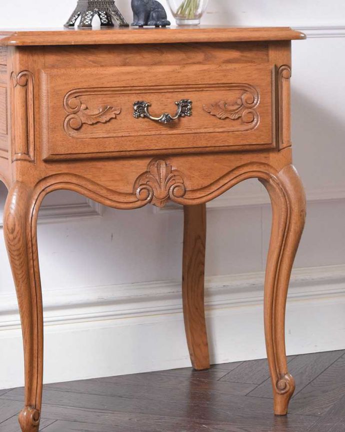 カスタード色のアーコール　アンティーク家具　フランスのアンティーク家具、小さくて可愛いサイドチェスト（ナイトテーブル）。自慢したくなる美しさやっぱりフランスのチェストは美しい見た目が魅力。(j-2096-f)