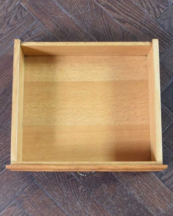 カスタード色のアーコール　アンティーク家具　フランスのアンティーク家具、小さくて可愛いサイドチェスト（ナイトテーブル）。引き出しの中もキレイですもちろん引き出しの中も職人がキレイ仕上げました。(j-2096-f)