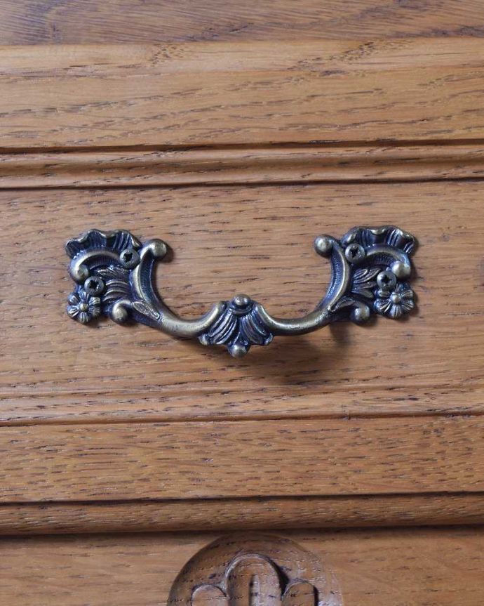 カスタード色のアーコール　アンティーク家具　フランスのアンティーク家具、小さくて可愛いサイドチェスト（ナイトテーブル）。開ける度にワクワクする取っ手優雅なデザインの取っ手。(j-2096-f)