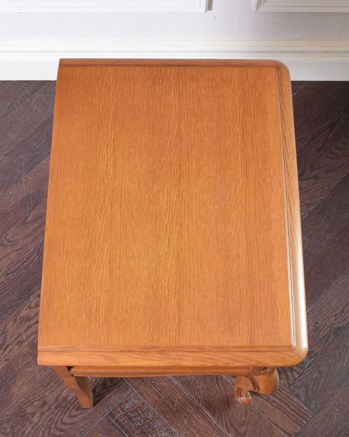 カスタード色のアーコール　アンティーク家具　フランスのアンティーク家具、小さくて可愛いサイドチェスト（ナイトテーブル）。何を置いて楽しもうかな・・・天板も修復する際、塗装もキレイに仕上げたので、いろんなものを乗せて楽しんで下さい。(j-2096-f)