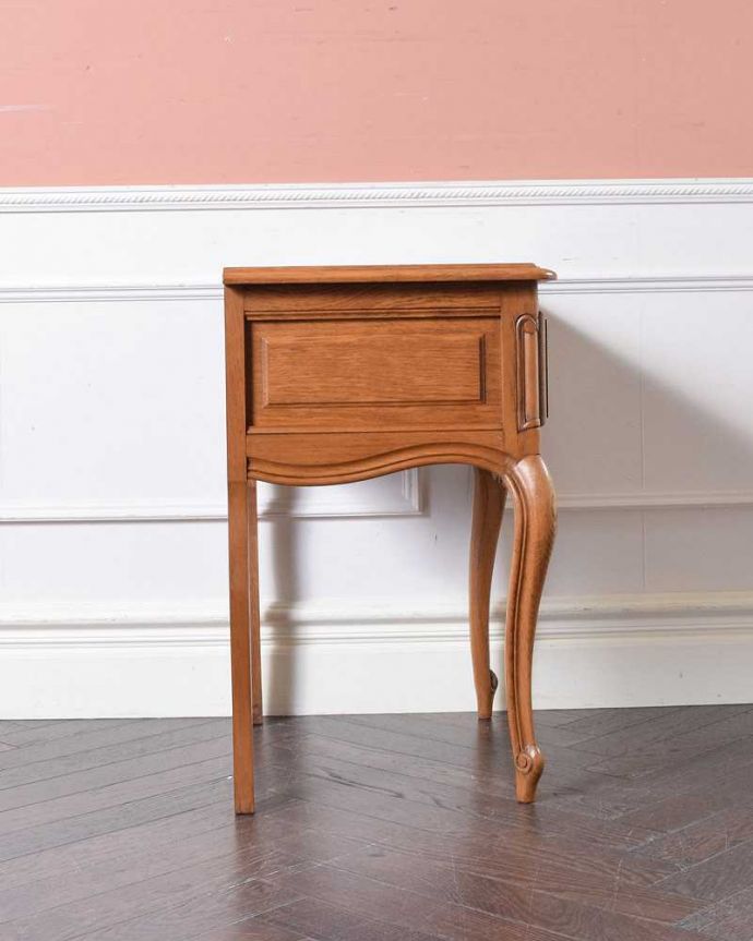 カスタード色のアーコール　アンティーク家具　フランスのアンティーク家具、小さくて可愛いサイドチェスト（ナイトテーブル）。横から見てもステキもちろん、横顔からもフランスらしい美しさが漂っています。(j-2096-f)
