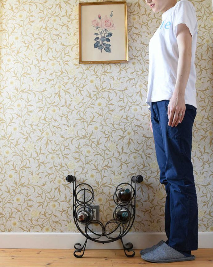 めずらしい家具 アンティーク家具 持ち運びもしやすいフランスからのアンティークマガジンラック(ワインラック) 。優雅な気分にしてくれるアイアンのワインラックキッチンやパントリーのちょっとしたスペースに、ちょこんと置けるコンパクトサイズで便利です。(j-2097-f)