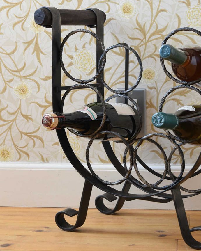 めずらしい家具 アンティーク家具 持ち運びもしやすいフランスからのアンティークマガジンラック(ワインラック) 。丸い輪の部分にボトルが入りますワインを飲む方も飲まない方も、なんだかお洒落なデザインはお部屋の中のインテリアのポイントになります。(j-2097-f)