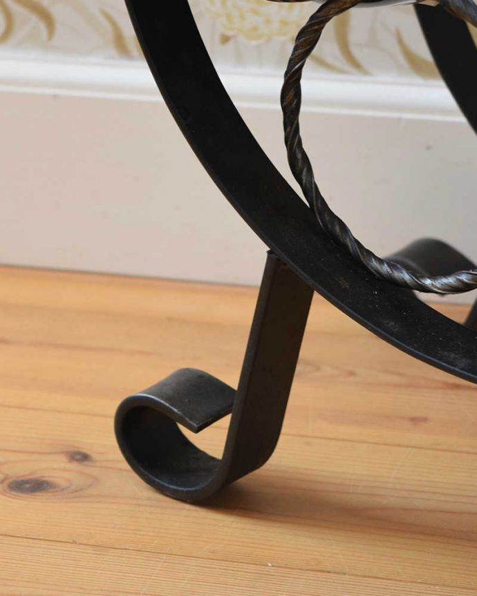 めずらしい家具 アンティーク家具 持ち運びもしやすいフランスからのアンティークマガジンラック(ワインラック) 。持ち上げなくても移動ラクラクHandleのアンティーク家具の足の裏にはフェルトキーパーをお付けしています。(j-2097-f)