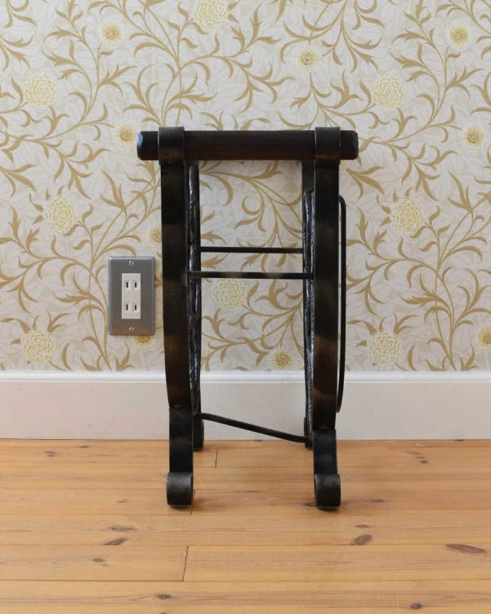 めずらしい家具 アンティーク家具 持ち運びもしやすいフランスからのアンティークマガジンラック(ワインラック) 。横から見てもキレイですもちろん、横顔だってキレイ!どこから見ても絵になります。(j-2097-f)