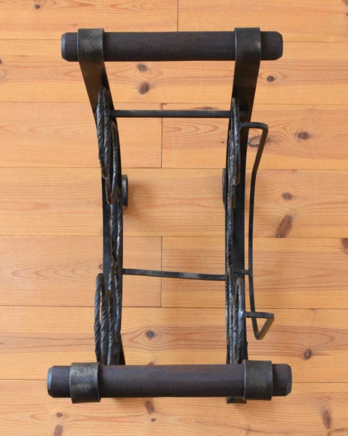 めずらしい家具 アンティーク家具 持ち運びもしやすいフランスからのアンティークマガジンラック(ワインラック) 。上から見るとこんな感じアンティークは新品ではないので、もちろん経年変化によるキズはありますが、専門の職人が修復しました。(j-2097-f)