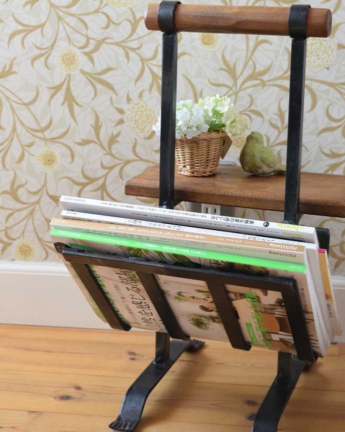 マガジンラック　アンティーク家具　アイアン×木がお洒落なアンティークのマガジンラック。ちょっと置いておきたい…をキレイに収納新聞や雑誌など、ついついテーブルの上に置いてしまって雑多に見えるものが、コレさえあればキレイに収納出来てお部屋もスッキリ見えるんです。(j-2098-f)