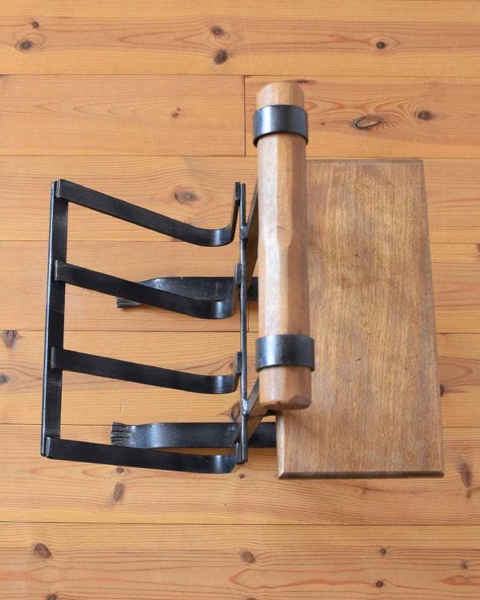 マガジンラック　アンティーク家具　アイアン×木がお洒落なアンティークのマガジンラック。雑誌を入れる部分もキレイに修復しましたアンティークは新品ではないので経年変化によるキズはありますが、専門の職人がキレイにお直ししました。(j-2098-f)