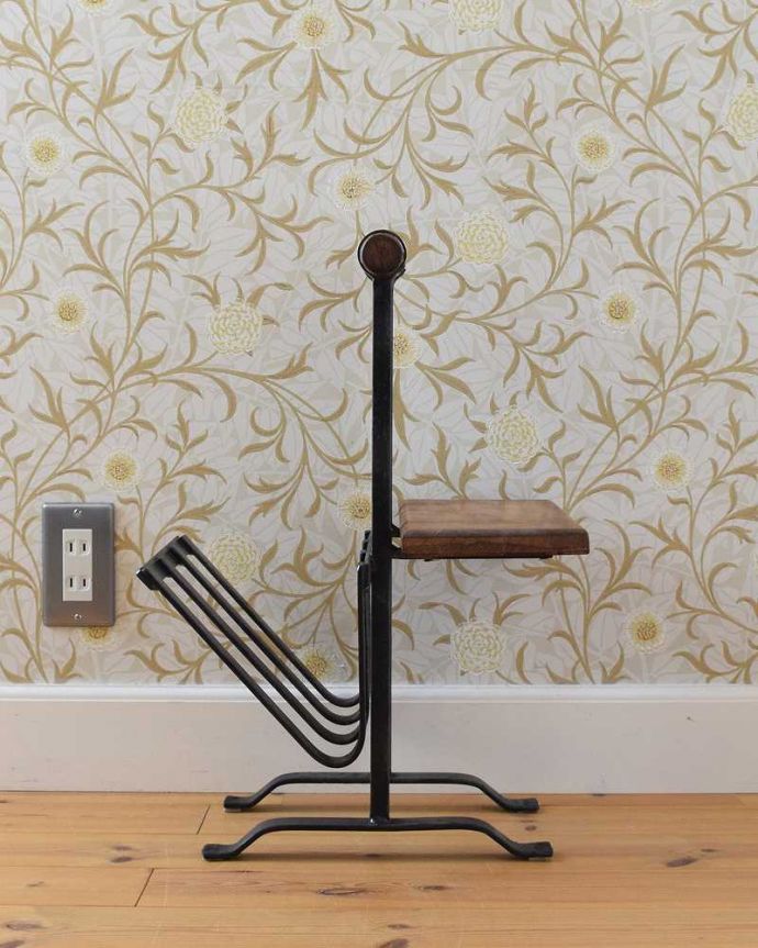 マガジンラック　アンティーク家具　アイアン×木がお洒落なアンティークのマガジンラック。横から見ると･･･360度、どの角度から見てもキレイに仕上がっています。(j-2098-f)