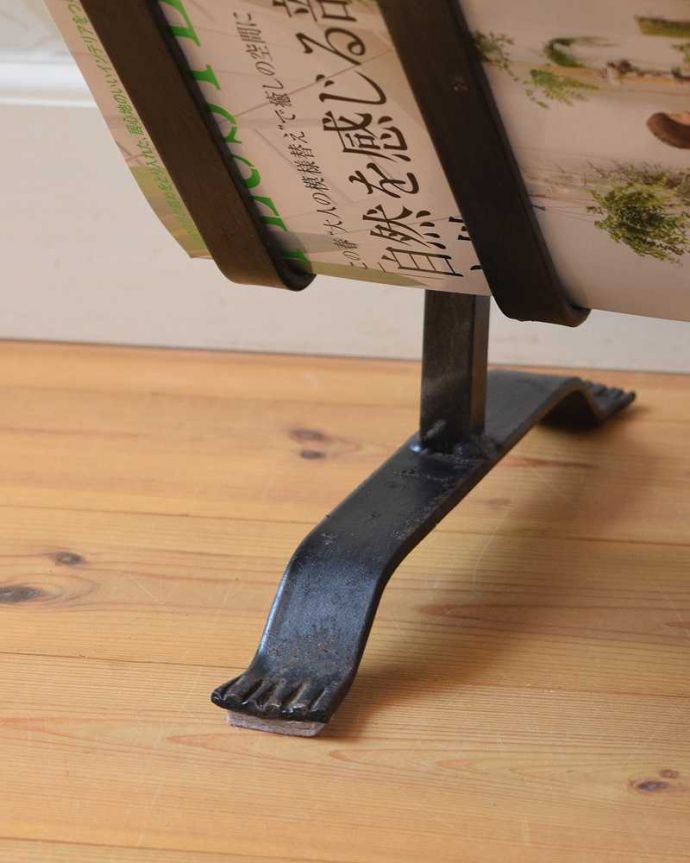 マガジンラック　アンティーク家具　アイアン×木がお洒落なアンティークのマガジンラック。持ち上げなくても移動ラクラクHandleのアンティーク家具の足の裏にはフェルトキーパーをお付けしています。(j-2098-f)