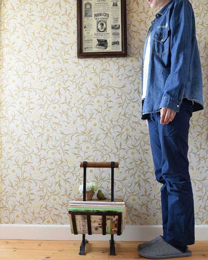 マガジンラック　アンティーク家具　アイアン×木がお洒落なアンティークのマガジンラック。使いやすさNo.1！便利なアンティークどこのお家でも使っているマガジンラックも、アンティークだったらデザインが素敵だから、なんだかオシャレに使えます。(j-2098-f)