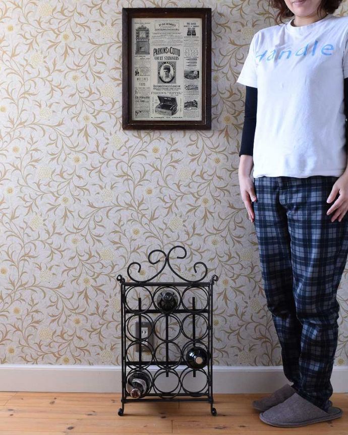 めずらしい家具　アンティーク家具　フランス見つけた素敵なインテリア、アイアン製のアンティークワインラック。優雅な気分にしてくれるアイアンのワインラックリビングやキッチン、パントリーのちょっとしたスペースに、ちょこんと置けるコンパクトサイズ。(j-2099-f)