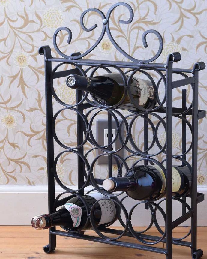 めずらしい家具　アンティーク家具　フランス見つけた素敵なインテリア、アイアン製のアンティークワインラック。丸い輪の部分にボトルがピッタリ！ワインを飲む方も飲まない方も、なんだかお洒落なデザインのワインラックはお部屋の中のインテリアになります。(j-2099-f)