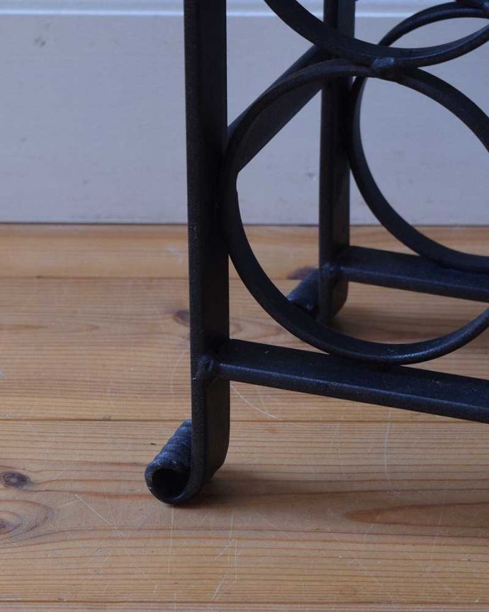 めずらしい家具　アンティーク家具　フランス見つけた素敵なインテリア、アイアン製のアンティークワインラック。持ち上げなくても移動ラクラクHandleのアンティーク家具の足の裏にはフェルトキーパーをお付けしています。(j-2099-f)