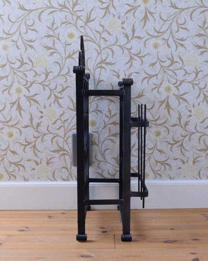 めずらしい家具　アンティーク家具　フランス見つけた素敵なインテリア、アイアン製のアンティークワインラック。横から見てもキレイですもちろん、横顔だってキレイ！どこから見ても絵になります。(j-2099-f)