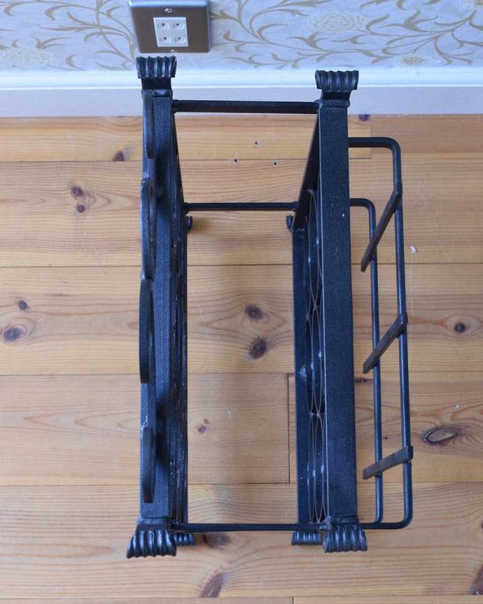 めずらしい家具　アンティーク家具　フランス見つけた素敵なインテリア、アイアン製のアンティークワインラック。上から見るとこんな感じアンティークは新品ではないので、もちろん経年変化によるキズはありますが、専門の職人が修復しました。(j-2099-f)