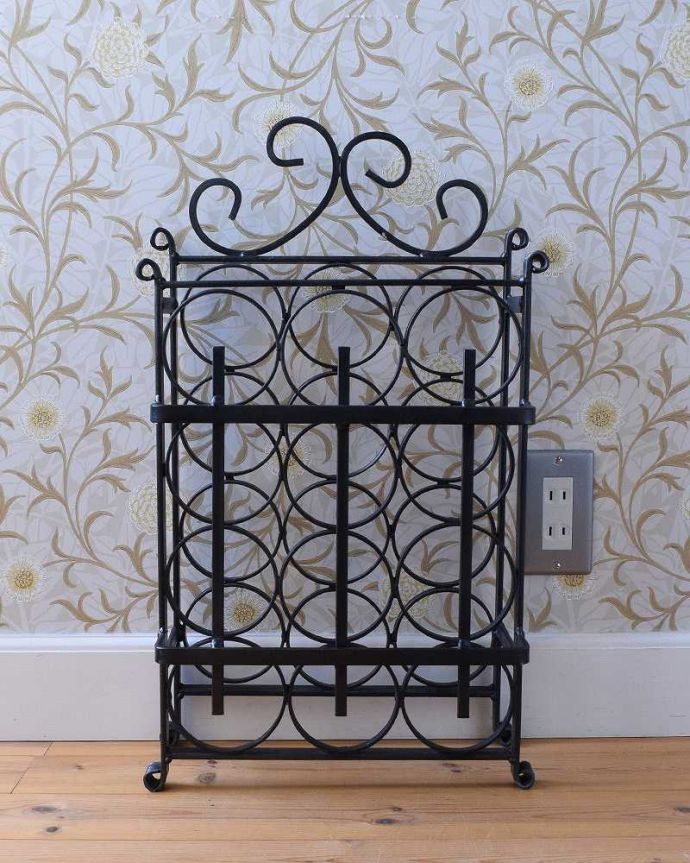 めずらしい家具　アンティーク家具　フランス見つけた素敵なインテリア、アイアン製のアンティークワインラック。木製と違ったアイアンならではのデザインが、インテリアのワンポイントになりそうです。(j-2099-f)