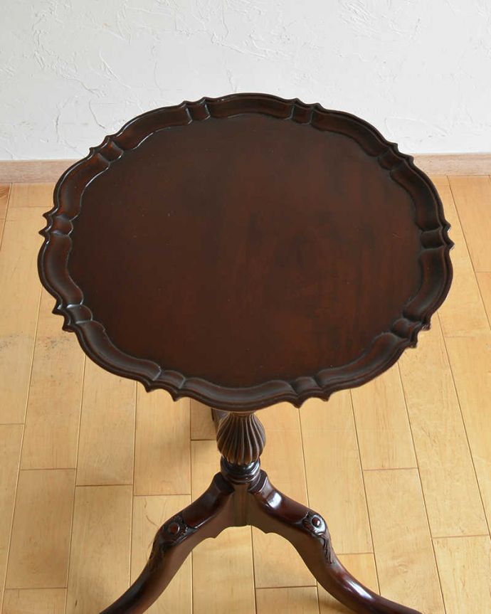 アンティークのテーブル　アンティーク家具　エレガントなアンティーク家具、高級なマホガニー材のワインテーブル。天板を上から見ると･･･天板はこんな感じで、ちょっとしたものを乗せて使うのに便利なサイズです。(j-2100-f)