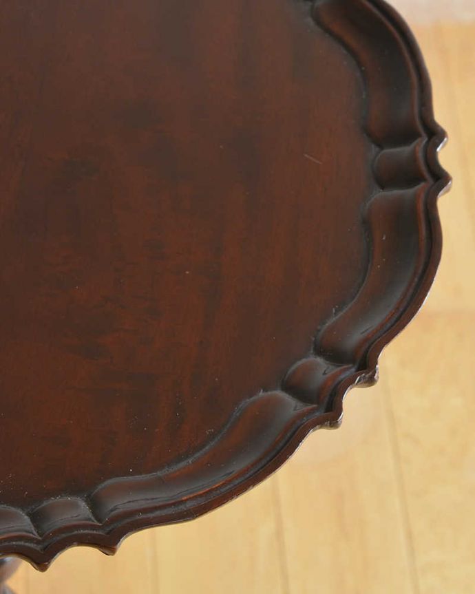 アンティークのテーブル　アンティーク家具　エレガントなアンティーク家具、高級なマホガニー材のワインテーブル。近づいて見てみると･･･天板の周りもアンティークらしく美しいデザイン。(j-2100-f)