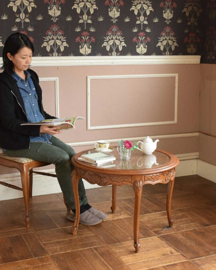 アンティークのテーブル　アンティーク家具　編み目が美しいガラス天板のアンティーク家具、彫刻が美しいフランスのコーヒーテーブル。優雅な時間が過ごせるフランスらしさフランスらしい美しい脚のコーヒーテーブルは、見た目はもちろんここで過ごす時間も優雅にしてくれます。(j-2101-f)