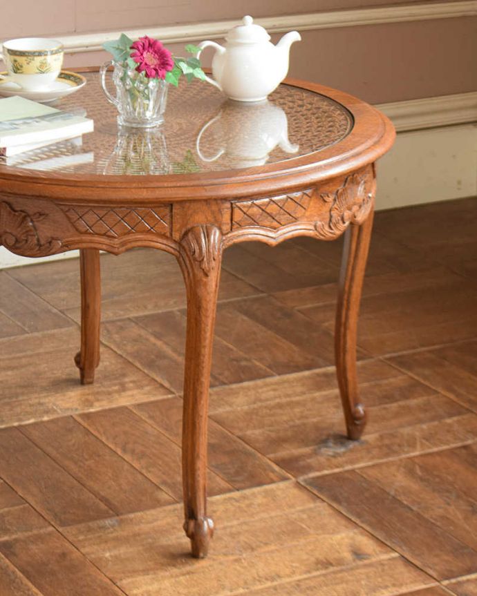 アンティークのテーブル　アンティーク家具　編み目が美しいガラス天板のアンティーク家具、彫刻が美しいフランスのコーヒーテーブル。やっぱり自慢はこの脚線美フランスらしい猫脚を見るだけでなんだか満足しちゃう美しさ。(j-2101-f)