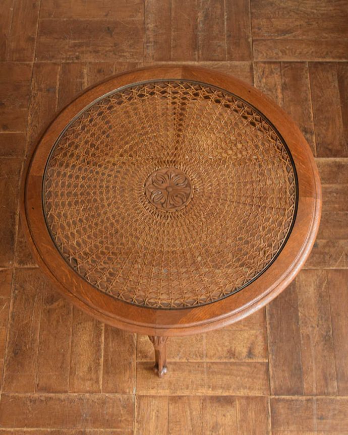 アンティークのテーブル　アンティーク家具　編み目が美しいガラス天板のアンティーク家具、彫刻が美しいフランスのコーヒーテーブル。美しすぎる編み込みの模様にうっとり手編みで編んである細かい模様。(j-2101-f)