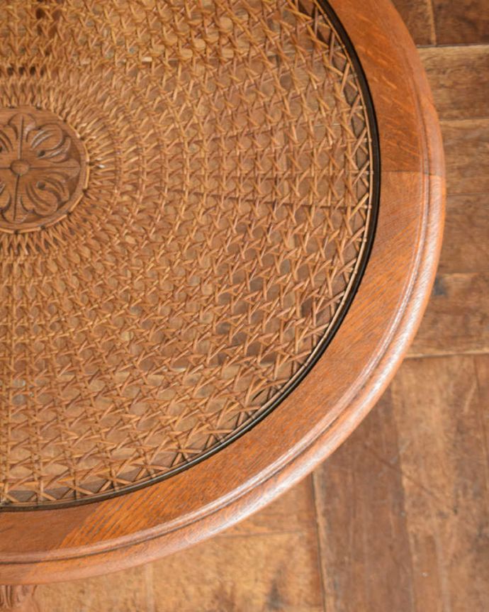 アンティークのテーブル　アンティーク家具　編み目が美しいガラス天板のアンティーク家具、彫刻が美しいフランスのコーヒーテーブル。近づいてみるとこんな感じでとても細かい網目なんです。(j-2101-f)