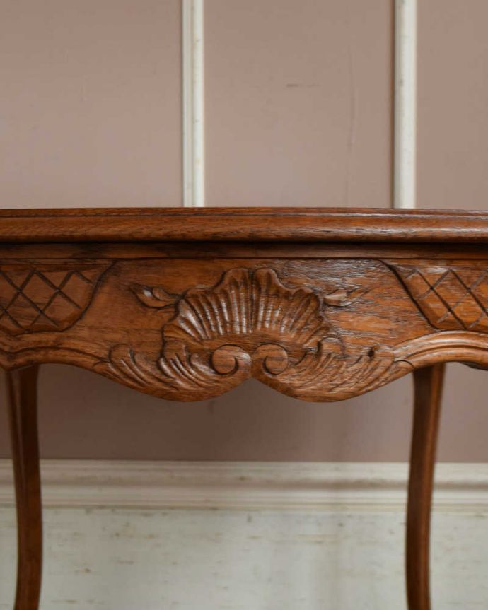 アンティークのテーブル　アンティーク家具　編み目が美しいガラス天板のアンティーク家具、彫刻が美しいフランスのコーヒーテーブル。美しい彫にもうっとり…さりげなく施された彫。(j-2101-f)