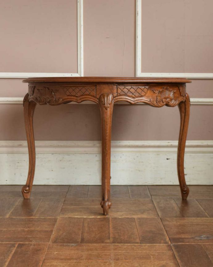 アンティークのテーブル　アンティーク家具　編み目が美しいガラス天板のアンティーク家具、彫刻が美しいフランスのコーヒーテーブル。こちら側も、もちろんキレイです！アンティークは新品ではないので、もちろん経年変化によるキズはありますが、専門の職人がきちんと修復したので360度、どこから見てもキレイです。(j-2101-f)