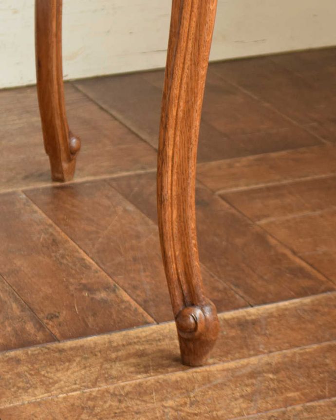 アンティークのテーブル　アンティーク家具　編み目が美しいガラス天板のアンティーク家具、彫刻が美しいフランスのコーヒーテーブル。持ち上げなくても運べますHandleのアンティークは、脚の裏にフェルトキーパーをお付けしていますので、床を滑らせてカンタンに動かせます。(j-2101-f)