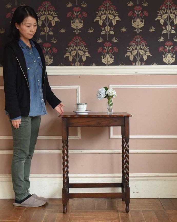 アンティークのテーブル　アンティーク家具　流れるようなツイスト脚が魅力的なアンティークオケージョナルテーブル（ティーテーブル）。どんな場所でも便利に使える小さなテーブルそもそも「便利に使える」と言う名前のオケージョナルテーブル。(j-2102-f)