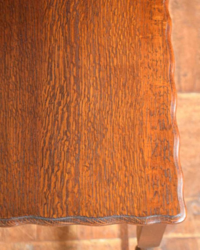 アンティークのテーブル　アンティーク家具　流れるようなツイスト脚が魅力的なアンティークオケージョナルテーブル（ティーテーブル）。いろいろ便利に使えます。(j-2102-f)