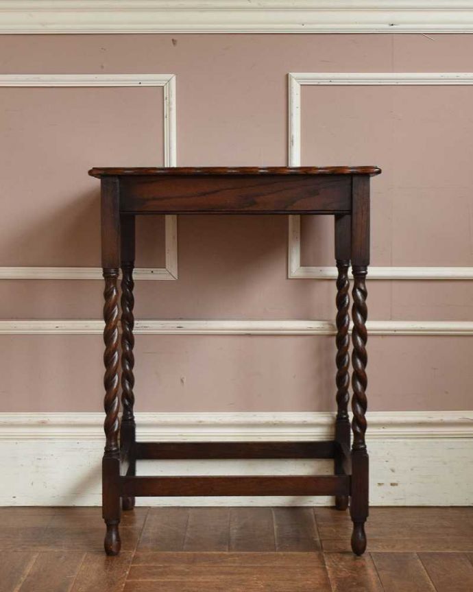 アンティークのテーブル　アンティーク家具　流れるようなツイスト脚が魅力的なアンティークオケージョナルテーブル（ティーテーブル）。しっかり修復しました！アンティークは新品ではないので、もちろん経年変化によるキズはありますが、専門の職人がしっかり修復してあるのでキレイです。(j-2102-f)