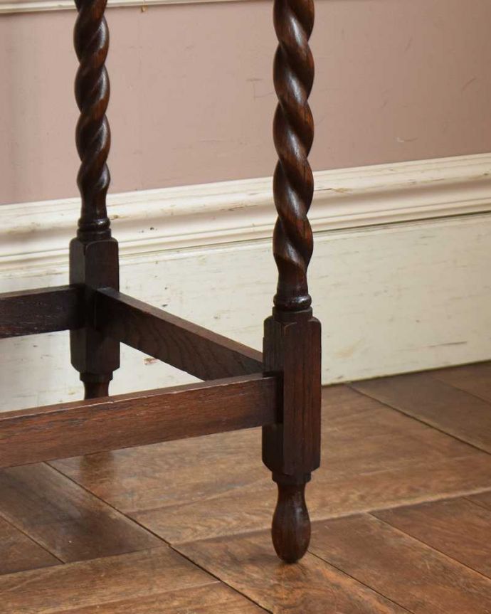 アンティークのテーブル　アンティーク家具　流れるようなツイスト脚が魅力的なアンティークオケージョナルテーブル（ティーテーブル）。持ち上げなくても大丈夫！Handleのアンティークは、脚の裏にフェルトキーパーをお付けしています。(j-2102-f)